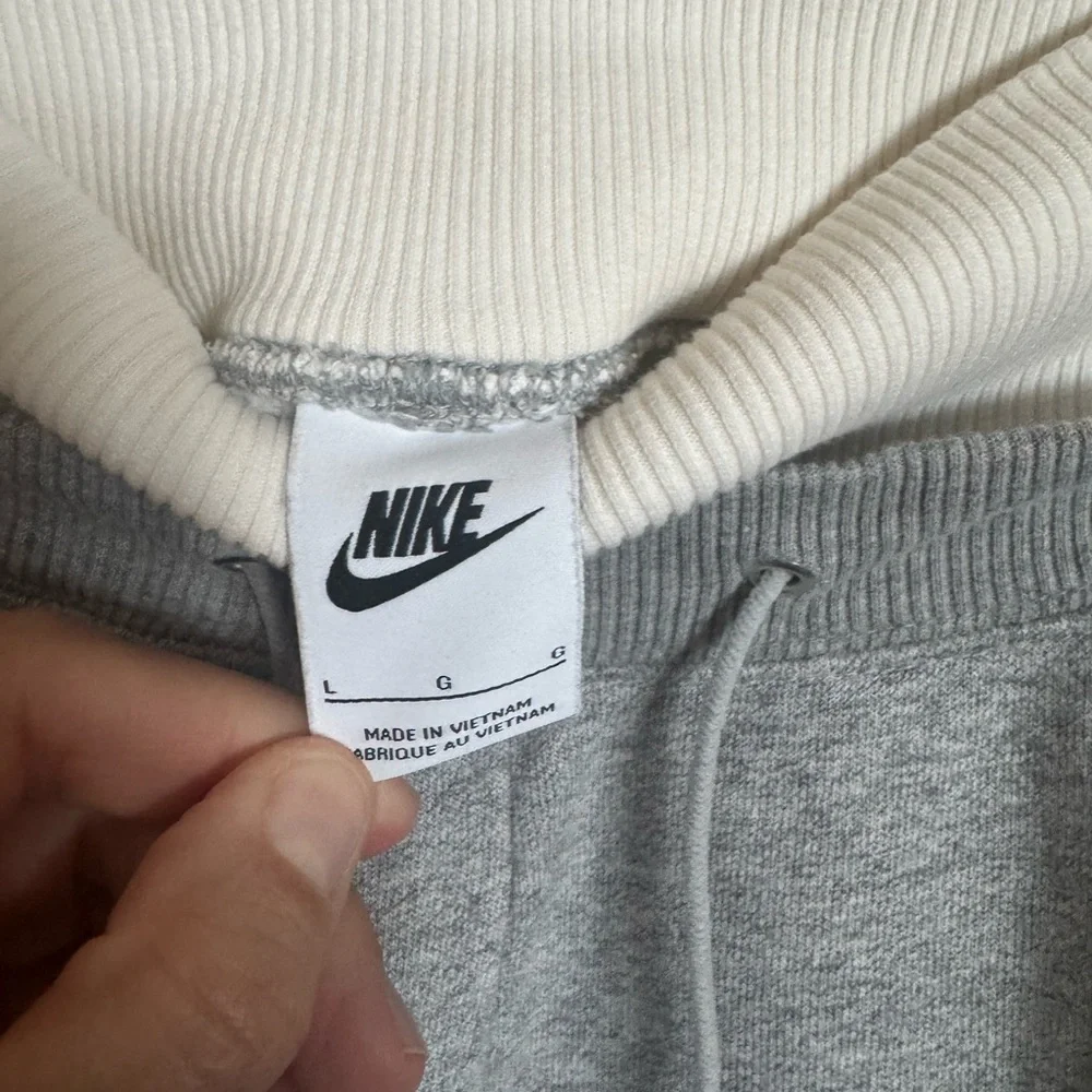 Nike Women’s Jogger Sweatpants - Large - Picture 4 of 4
